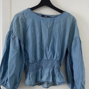 Blå blus - Blå blus från BikBok Använd ett par gånger men i skick som ny Inga skador eller lösa trådar Säljer på grund av att jag rensar min garderob och använder den aldrig