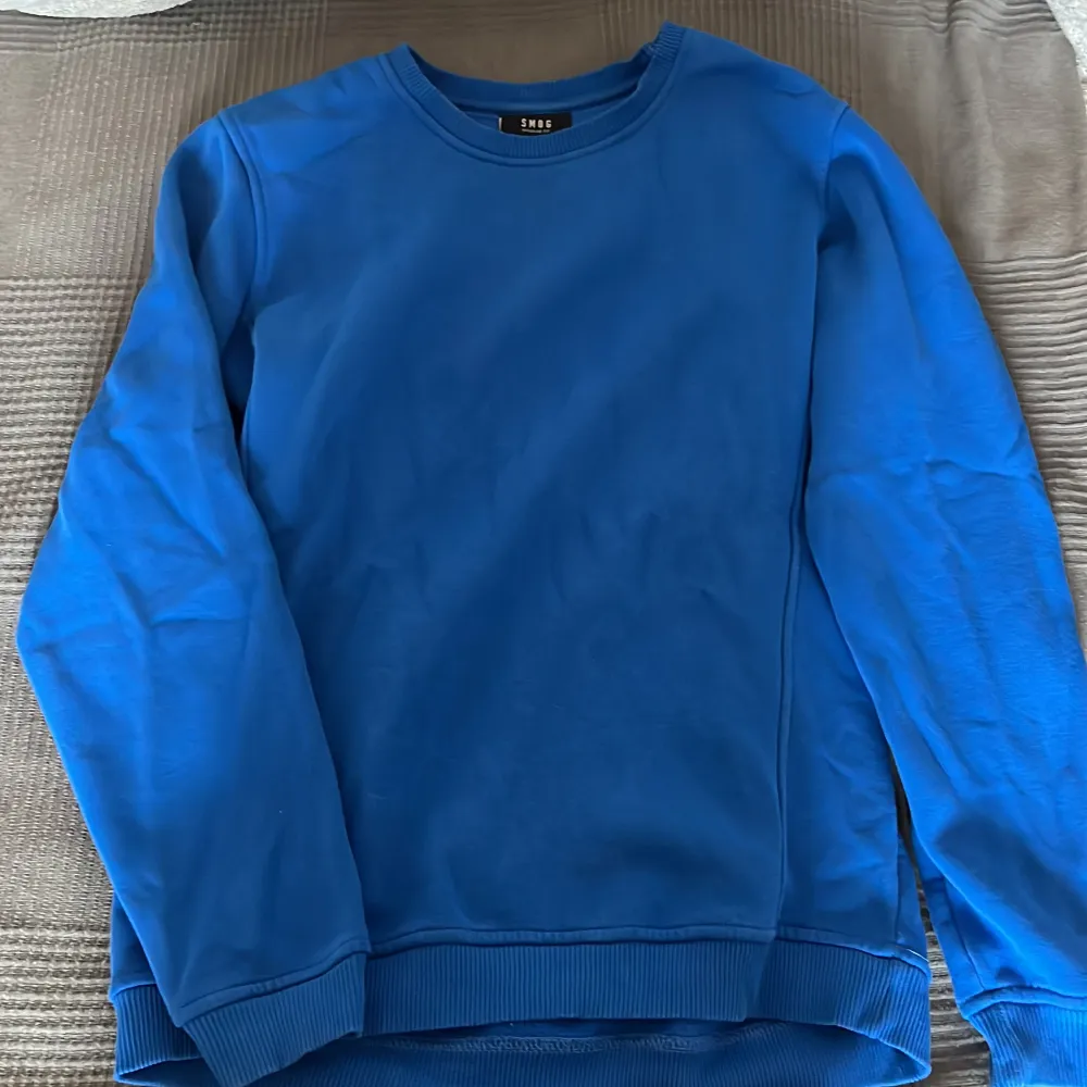 Sweatshirt i en cool blå färg. Storlek M.. Tröjor & Koftor.