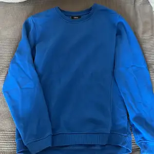 Sweatshirt i en cool blå färg. Storlek M.