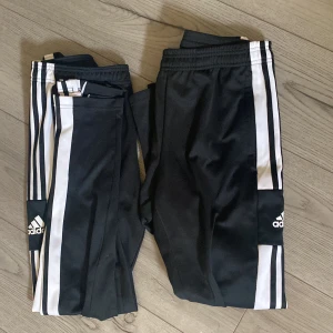 Adidas byxor - Säljer för att dem används inte mer 10/10 skick. Man kan köpa ett par för 140 eller båda för 300.