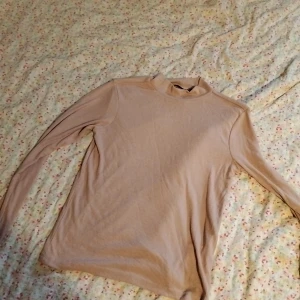 Långärmad tröja  - En långärmad tröja som aldrig används. Tunnt material. 