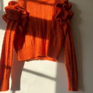 Orange stickad tröja! Den är jätte söt! Lite hög i halsen. Bra skick🧡