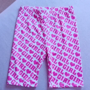 Rosa Cykelbyxor - De är från Shein🫶🏾.Sköna att ha till somaren. Säljs för att jag inte använder de och för att de är lite för stor för mig🩷.