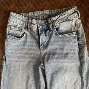 Lågmidjade jeans från H&M, använda men är i fint skick! Pris kan diskuteras 