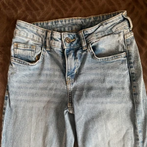 Lågmidjade flared jeans  - Lågmidjade jeans från H&M, använda men är i fint skick! Pris kan diskuteras 