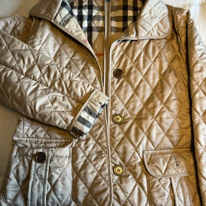 Burberry jacka dam  - Köpt för ett tag sen men inte kommit till användning 