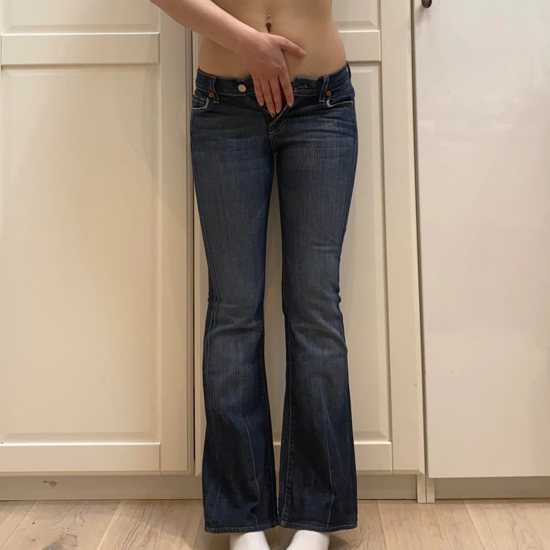 lågmidjade bootcut jeans från 7 for all mankind💕 - 90