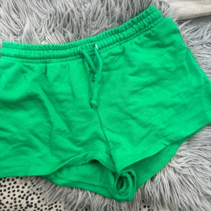 Lågmidjade korta shorts - Gröna Lågmidjade shorts från H&M. Använda enbart några gånger och är i nyskick.💗