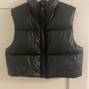 Väst zara - Jättefin croppad väst från zara. Använd bara 1 gång så den är helt som ny. Köpt för två år sedan så säljs inte längre. Perfekt nu till våren, säljer pga att jag inte får någon användning av den tyvärr🩷 pris går att diskutera, skriv vid frågor/ bilder