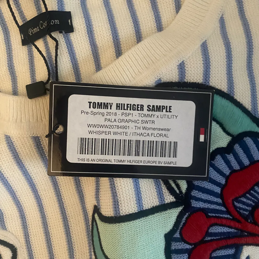 Säljer en oanvänd tommy hilfiger tröja 💓 väldigt fint skick och prislappen finns fortfarande kvar!. Tröjor & Koftor.
