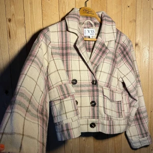 Vårjacka  - Har inte använt den så mycket. Finns inga fläckar eller hål. Den är i bra skick. 