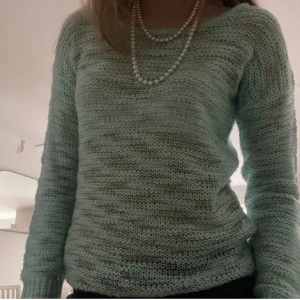 Stickad tröja - Säljer min super söta tröja! Den är helt unik och färgen är så cool!! 😎 den kommer tyvärr inte till användning och skicket är bra!! Pris kan diskuteras vid snabb affär🩷
