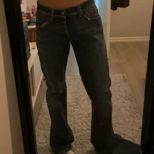 Lågmidjade jeans  - Säljer ett par skitsnygga lågmidjade jeans i fint skick! Skriv vid frågor :)