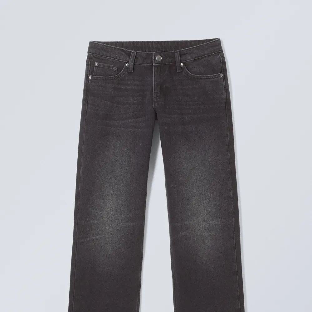 Lågmidjade jeans från weekday i mycket bra skick❣️ Första bilden är själva modellen och färgen liknar den men de är lite annorlunda som man ser på tredje bilden. Nypris 590, priset går att diskutera!. Jeans & Byxor.