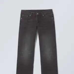 Lågmidjade jeans från weekday i mycket bra skick❣️ Första bilden är själva modellen och färgen liknar den men de är lite annorlunda som man ser på tredje bilden. Nypris 590, priset går att diskutera!