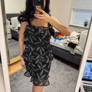 Klänning - Använd fåtal gånger, har guldiga detaljer 