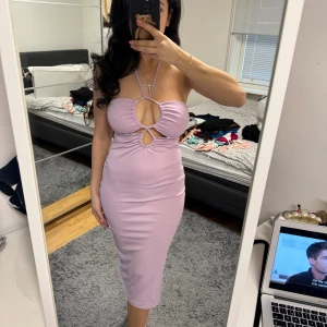 Klänning - Jätte snygg klänning använd 1 gång, Axel banden går att knyta lite som man vill