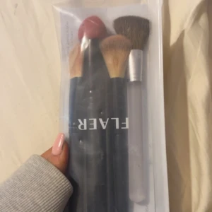 Sminkborstar  - Säljer dessa sminkborstar, en är från clinique och de tre andra vet jag inte vart de är ifrån. den från clinique kostar runt 350-400 som ny och jag säljer den för 180, säljer de andra för 20 styck. paketpriset för alla är 200