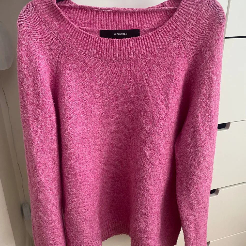 Här är en rosa tröja från Vera Moda i storlek M. Den är liten i storleken så skulle rekommendera att du har storlek S. Säljer pga att den inte kommer till användning längre.. Tröjor & Koftor.