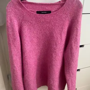 Här är en rosa tröja från Vera Moda i storlek M. Den är liten i storleken så skulle rekommendera att du har storlek S. Säljer pga att den inte kommer till användning längre.
