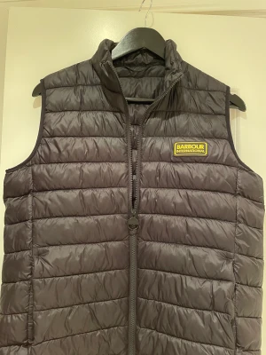 Barbour vest  - En riktigt snygg väst från Barbour. Säljer då jag ej använder den, så den är i nyskick. Storlek S. Ny pris 1800:- skriv vid frågor