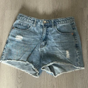 Jeans shorts - Blå jeans shorts från lab industries i jätte fint skick, knappt använda. Storlek 158 men kan passa 160💕 Priset är diskuterbart :) Kontakta mig för mer info