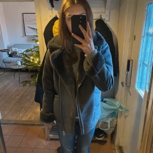 Jacka med päls - Jättebra och fin jacka som jag aldrig har använd då den inte är min stil. 