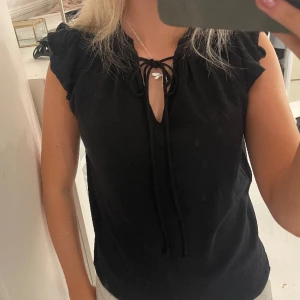 Svart blus - Blus från märket lascana, verkligen så fin men använder den inte längre❤️