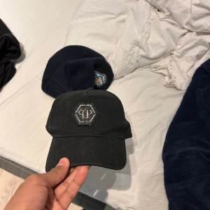 Philipe plein keps  - Kepsen är i bra skick, säljer pga av att jag ej använder den längre. Köpt för 2300