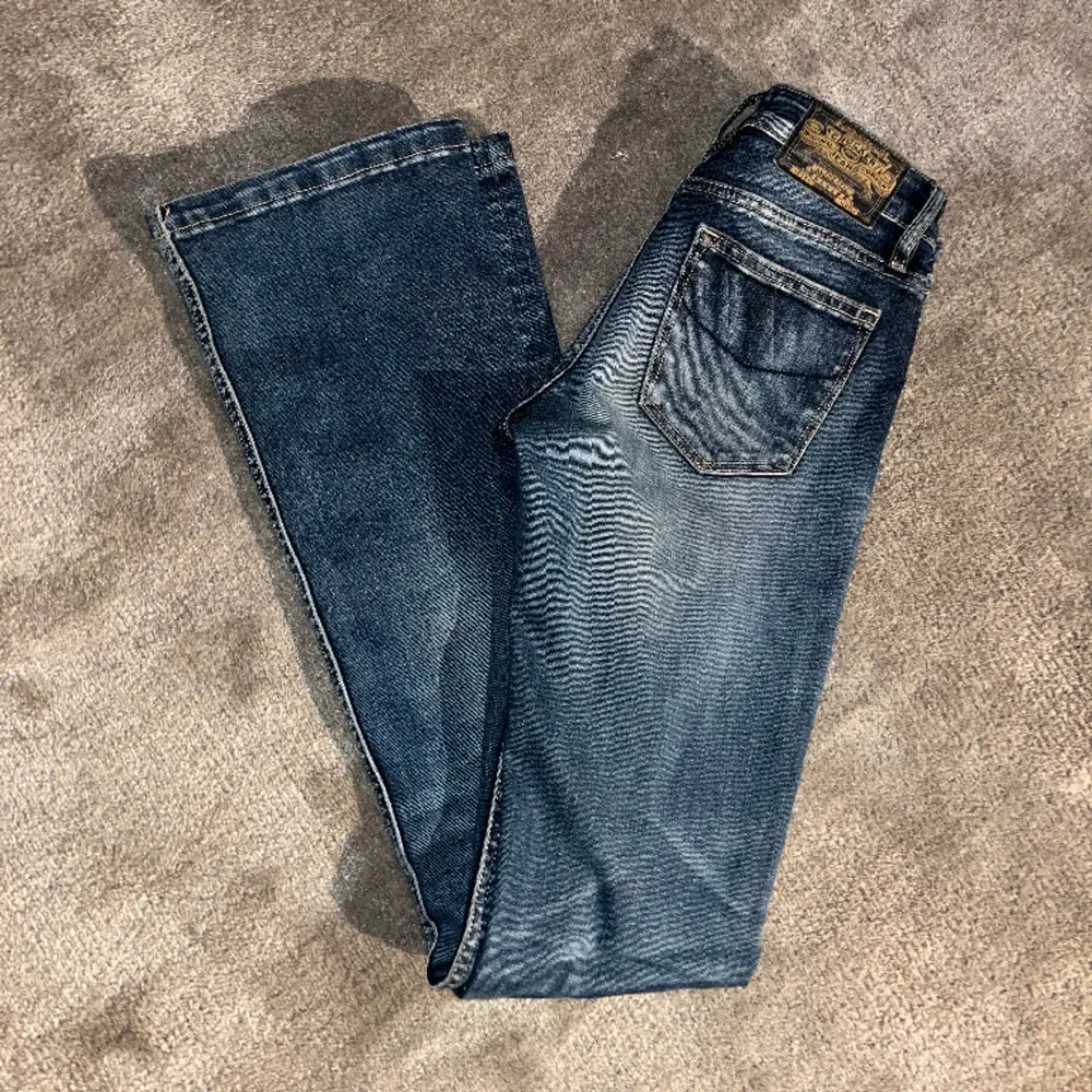 Lånad första bild! Samma som första bilden ba lite mer washed i färgen typ. Såå snygga jeans verkligen, köpta på Plick men säljer då de va lite för små i mig. Passar någon 165-170 Elr lite längre typ. Superfint skick och så fin färg . Jeans & Byxor.
