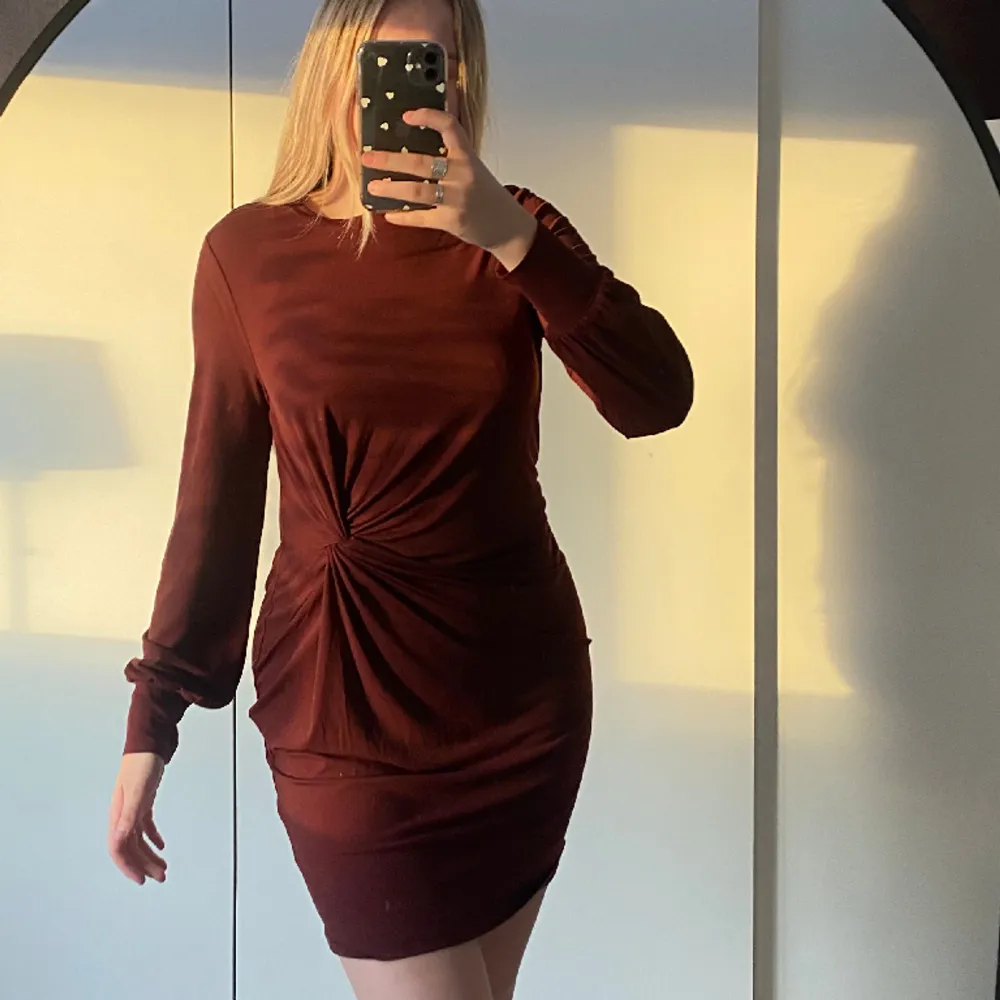 vinröd klänning från vero moda. Klänningar.