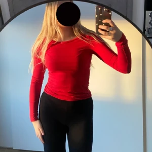 Röd basic T-shirt - Röd basic tshirt från Cubus, stl xxs men sitter som en S