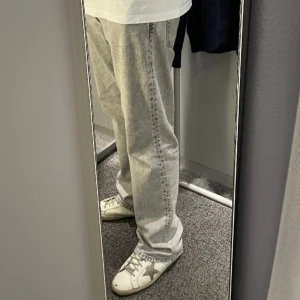 HOPE Rush Denim - Säljer nu mina Hope Rush Denim i Light Grey, storlek 33. Sparsamt använda i mycket bra skick.