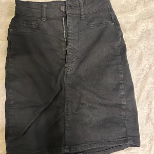 Kjol - Kjol köpt från ginatricot, modellen molly storlek Xs. Köpt för 300 säljs för 150 pris går att diskutera  