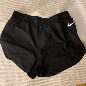 Träningsshorts  - Supersnygga träningsshorts, passar perfekt till löpning med innerbyxa + ficka med dragkedja. De är lågmidjade. 🖤🤍 passar nog även s