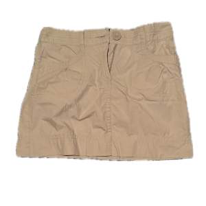 Beige cargo kjol i bra skick 