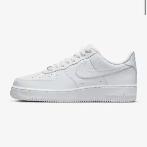 Säljer dessa supersköna basic Nike air force. Varsamt använda. Bra skick. Storlek 40. Hör av er för fler bilder! 