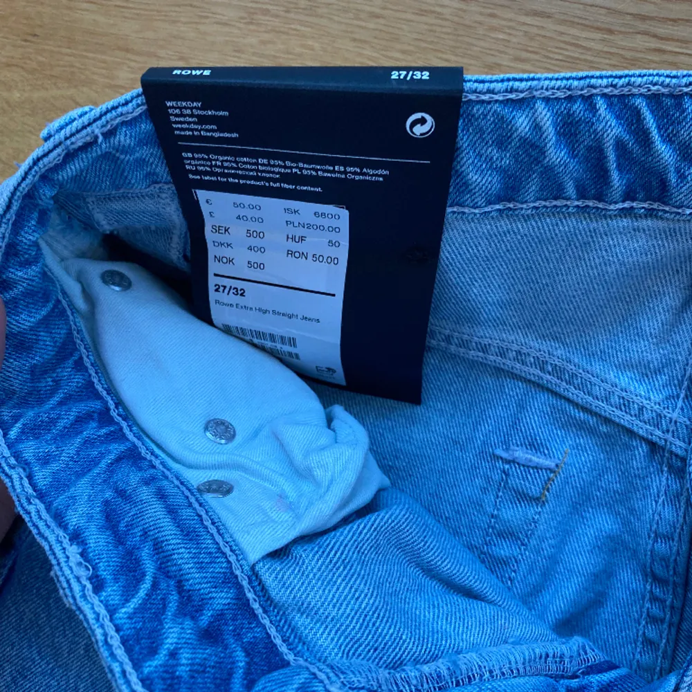 Jeans från weekday modell Rowe. Dessa är helt oanvända då de ej passar mig. Ljusblåa.  Pris kan diskuteras.. Jeans & Byxor.