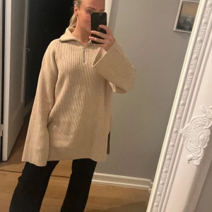 Beige tröja  - Stor mysig tröja med dragkedja i halsen. Skitsnygg men inte kommit till användning, prislapp kvar. Stl.L