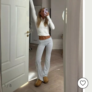 Yoga pants - Superfina helt nya byxor från Nelly, beställde hem men de passade inte mig riktigt i färgen:( skriv för fler bilder! Nypris 299 kr