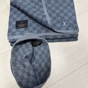 LV Mössa och Halsduk Blå - Tja! Säljer nu mitt LV set som är väldigt sällsynt,Inte så många på marknaden i ju med att det inte alls finns några kopior på den i nu läget.Bara mössan för 2200 och bara halsduken för 2100! Priset går att få ner vid snabb affär!