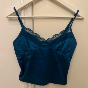 Silkeslinne  - Säljer detta blåa fina linne då den aldrig kommer till användning. har endast använt en gång men aldrig efter det. jätteskönt material typ silkes & inga defekter eller fläckar!  hör av er om ni har några frågor eller vill ha fler bilder!🤍