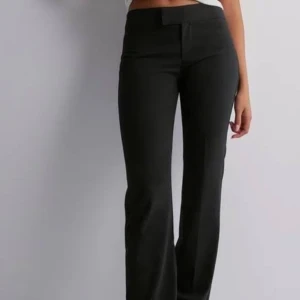 Lågmidjade kostymbyxor!! - Lågmidjade kostymbyxor ifrån Nelly!!🙌🏼🙌🏼(knappt använda o säljer pga för liten användning)
