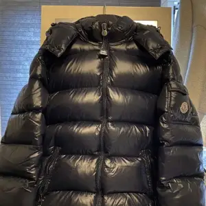 Säljer min Moncler Maya jacka pga att jag ej använder den längre. Om du vill ha mer bilder eller har frågor är det bara höra av sig. Priset är ej hugget i sten men kan tänka mig gå ner lite i pris vid snabb affär🤝🏾 (digitalt kvitto medföljer)