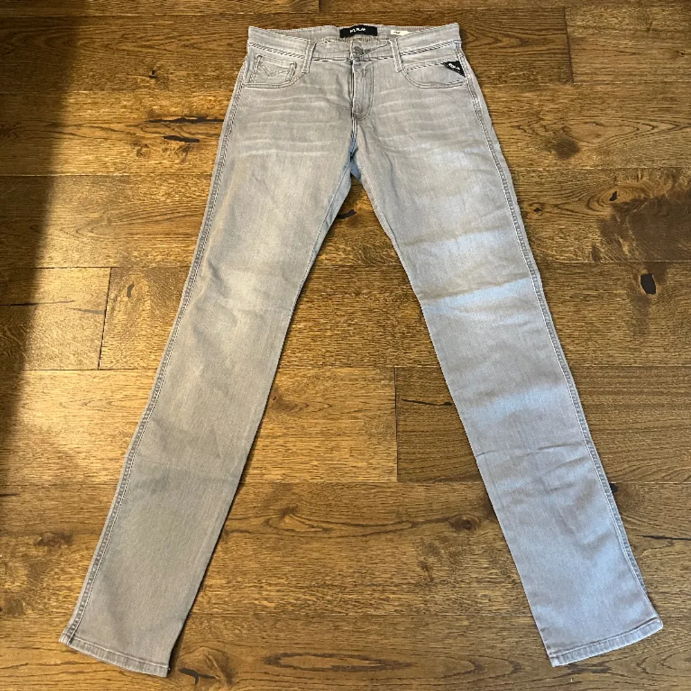 Säljer dessa slim fit jeans från Replay i storlek W30/L34. Jeansen är helt nya och är i toppskick. Skriv om du har några frågor. Pris kan diskuteras vid snabb affär.. Jeans & Byxor.