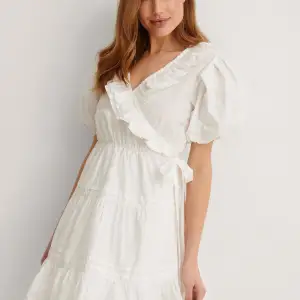 En vit klänning som inte ha kommit till användning därav prislapp kvar. Storlek 34 men passa 36 med då man knyter själv hur tajt man vill ha den. Passar perfekt till studenten eller avslutning 