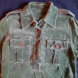 ♧Grön sammetskjorta♤ - Grön sammetskjorta med bruna knappar! Ger mig skog eller militär vibes men säljer då den tyvärr ej kommer till användning:( Står ingen storlek men skulle gissa på M även om den funkar bra på S också! Det är en liten reva längst ner på ärmarna.