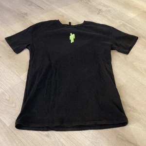 Tröja  - En svart tröja men grön text. Från hm i storlek xs, men den är oversized.  Trycket har börjat få sprickor ( se tredje bilden ) 