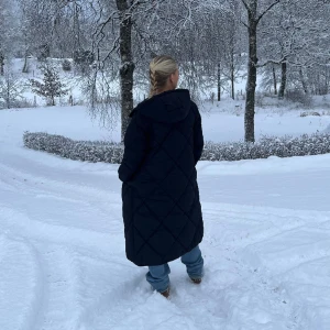 Vinterjacka från Only - Säljer denna jättesköna vinterjackan från Only😍 Den är aldrig använd och prislappen sitter kvar. Har aldrig använda den då jag köpte en liknande och använder den istället. Nypris på jackan är 900kr, säljer nu denna för 650 men pris går att diskuteras