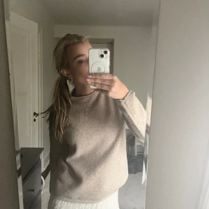 Beige stickad tröja - Jättefin tröja från mango. Så skönt material, köpt förra året men använd fåtal gånger. Köpte för 599 kr